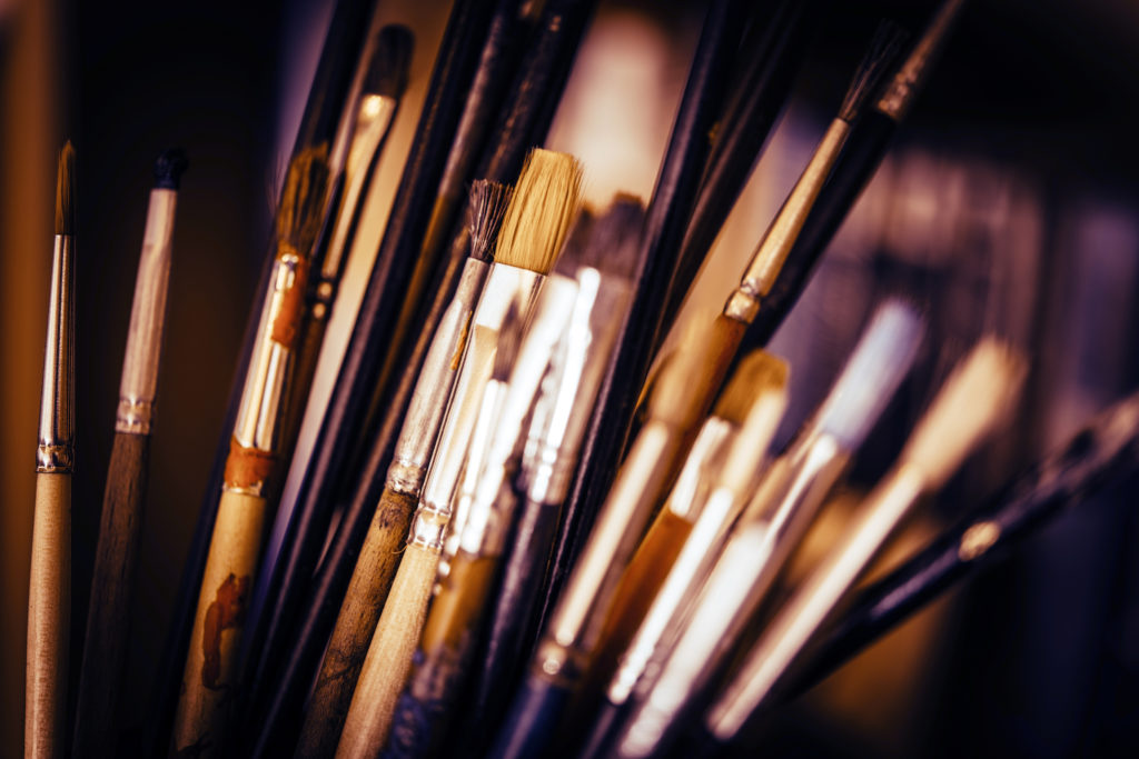 Oil painting brushes come in a variety of types and sizes.